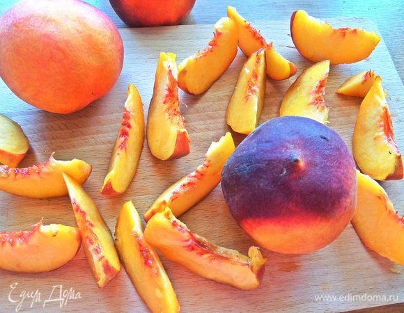 Персики поделить на дольки.