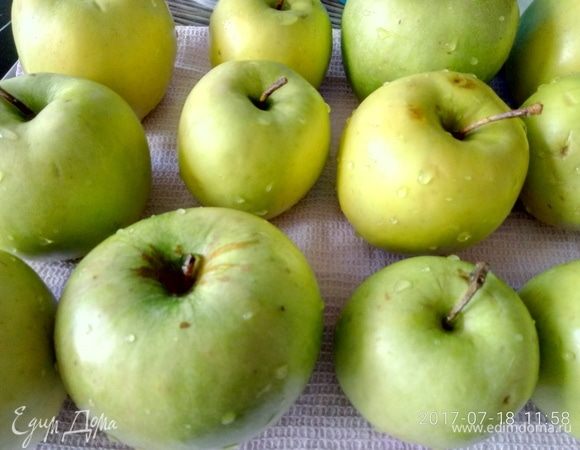 Яблоки промываем, нарезаем на дольки, удаляя семядоли.