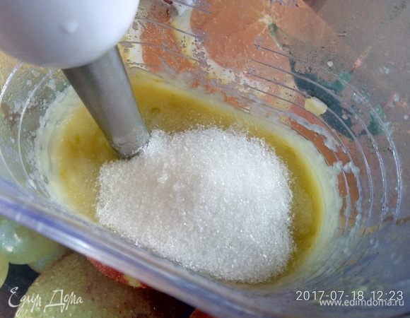 Взбиваем остывшие запеченные яблоки в пюре. Добавляем сахар и взбиваем пюре в пышную массу. Пюре должно посветлеть и увеличиться в объеме.