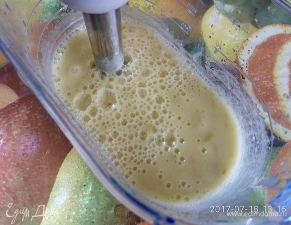 Вводим в яблочное пюре яичный белок, избегаем попадания желтка, так как даже малейшая капля помешает белкам взбиться. Яйца должны быть холодными. Снова взбиваем в течение 5-7 минут. Именно этот пункт в дальнейшем придаст пастиле воздушность. Небольшую часть пюре убираем в холодильник. В дальнейшем используем для промазывания коржей.