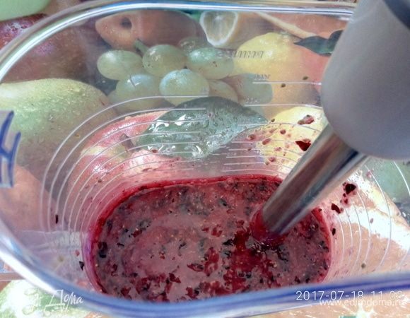 С помощью блендера превращаем в ягодное пюре.