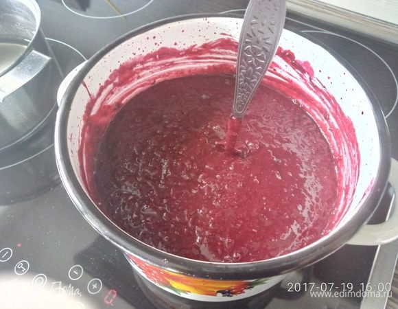 Ставим на плиту на медленный огонь, доводим до кипения и увариваем на медленном огне до уменьшения объема примерно в два раза. Без уваривания коржи пастилы не будут нежными и мягкими. Если поставить в массу ложку, она не должна падать.