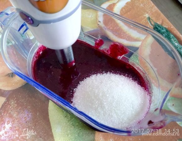 Даем массе остыть и взбиваем в блендере с добавлением сахара до увеличения объема.