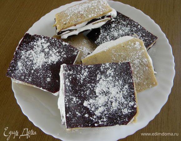 Охлаждаем, посыпаем или натираем сахарной пудрой. Пастила, завернутая в пергамент, может храниться в холодильнике 1 год.