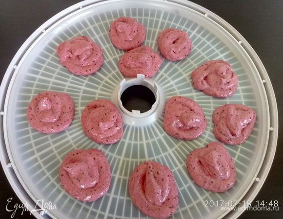 Фруктово-белковую массу можно поместить в кондитерский мешок и на лист пастилы выдавить  фруктовые «белевские безе». 