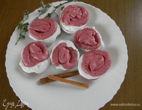 По истечение сушки (10-12 ч.), соединить их с помощью  яблочно-белковой массы или массы из взбитых белков.