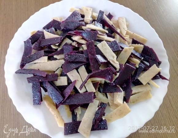 При обрезке коржей остаются кусочки пастилы. 