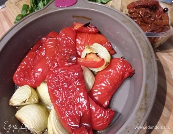 Перец и лук очистить, порезать на крупные дольки, сбрызнуть оливковым маслом и запечь в заранее разогретой до 175°С духовке 45 минут. Остудить и по возможности снять шкурку с перца. 