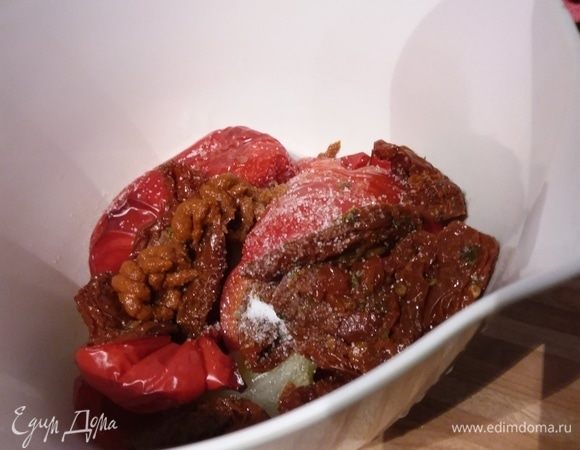 Вяленые помидоры нарезать мелко. Вы можете использовать и сушеные помидоры, тогда их предварительно необходимо замочить в небольшом количестве воды. Перец, лук, вяленые помидоры сложить в миску, добавить хариссу (это острый пастообразный соус красного цвета из перца чили и чеснока с добавлением кориандра, зиры, соли и оливкового масла). Посолить с учетом солености пармезана. 