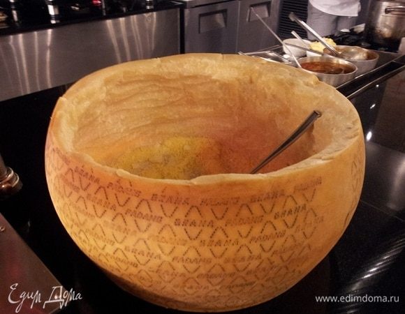 Пармезан натереть на тёрке)) 