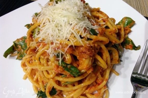 Спагетти подавать, посыпав пармезаном.
