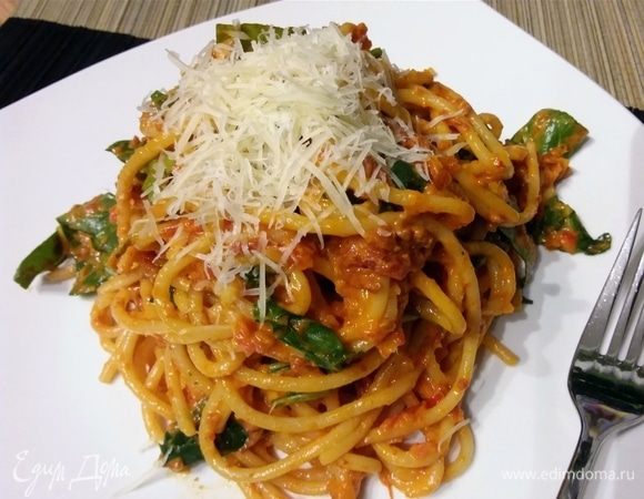 Спагетти подавать, посыпав пармезаном. 