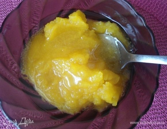 Пюре из тыквы я делаю просто: тыкву нарезаю кубиками и запекаю до мягкости в духовке около 30 минут, потом пюрирую блендером.
Смешать в миске пюре из тыквы, мед и растительное масло.