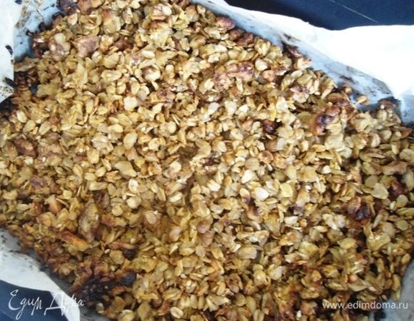 Выпекать в разогретой до 170°С духовке 30 минут, через 10-15 минут перемешать ложкой, чтобы все  равномерно подсушилось.