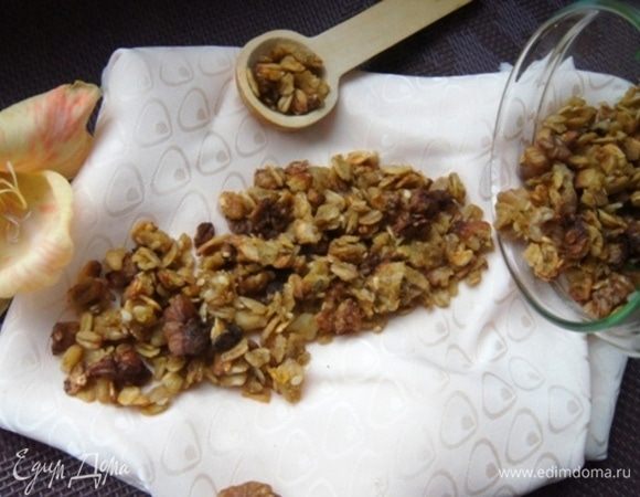 Остывшую гранолу пересыпать в стеклянную банку для хранения.