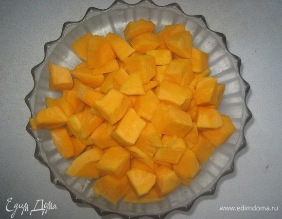 Почистите тыкву и нарежьте ее кубиками.