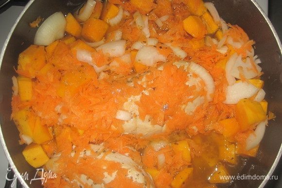 Пока курица обжаривается, натрите на крупной терке морковь и нарежьте лук и чеснок. Выполнив это, добавьте тыкву к курице и перемешайте. Обжаривайте 5-10 минут, затем добавьте морковь и лук.