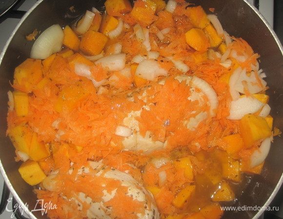 Пока курица обжаривается, натрите на крупной терке морковь и нарежьте лук и чеснок. Выполнив это, добавьте тыкву к курице и перемешайте. Обжаривайте 5-10 минут, затем добавьте морковь и лук.