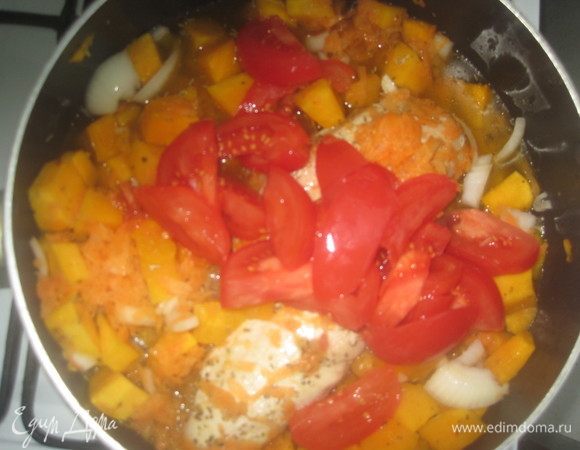 Нарежьте помидоры и добавьте их в кастрюлю или сковороду. Посолите по вкусу. Помидоры, морковь и тыква дадут в процессе приготовления сок. Тушите овощи, не добавляя воды, до готовности тыквы. Курицу, когда она будет готова, выньте из кастрюли.