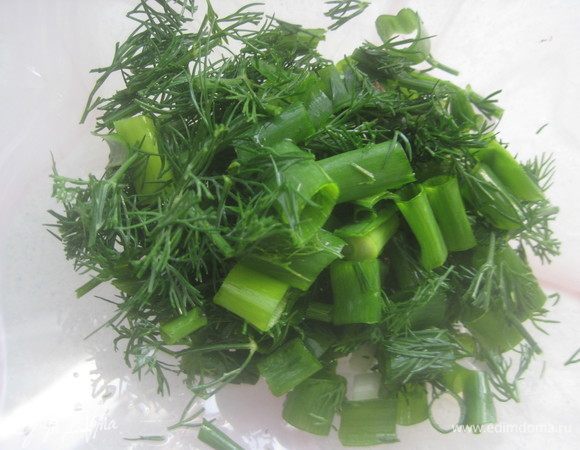 Порежьте зелень.