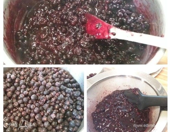 Для черносмородинного желе 750 граммов свежей или мороженной смородины довести до кипения (на маленьком огне, чтобы не подгорело), проварить 5 минут, затем перетереть через сито. Выход продукта около 500 граммов. Пока смородина остывает, можно заняться бисквитом. 