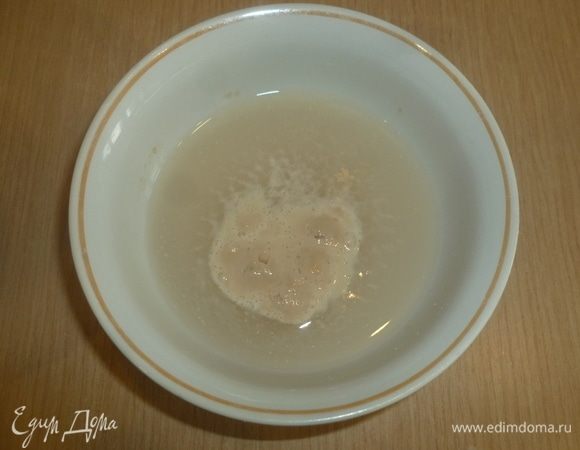 Воду подогреть немного, она не должна быть горячей. Растворить в воде сахар и высыпать дрожжи. Оставить на 15-20 минут, чтоб появилась «шапочка».