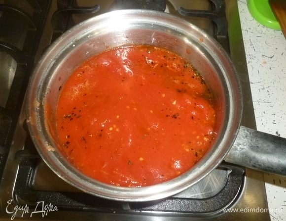 Добавить томаты, довести до кипения, уварить немного и снять с огня.