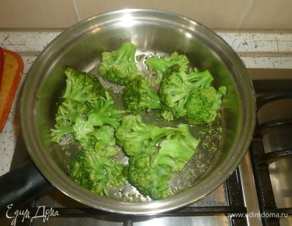 Брокколи бланшировать 2-3 минуты.