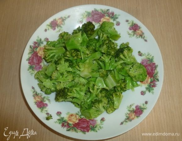 Брокколи сбрызнуть небольшим количеством оливкового масла и перемешать.