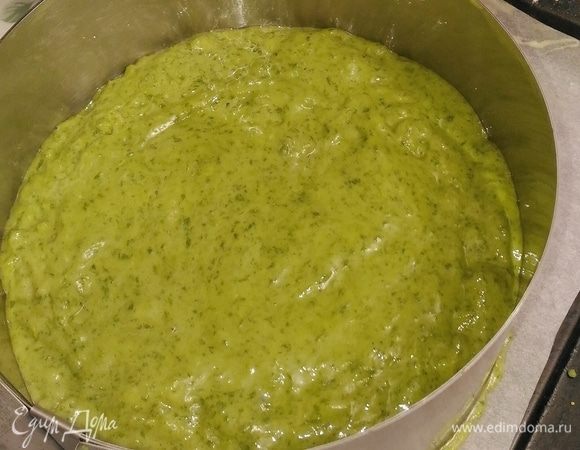 Муку, предварительно смешанную с разрыхлителем, всыпать в наше тесто и аккуратно все перемешать. Духовку разогреть до 180°С. Перелить тесто в форму. У меня кольцо диаметром 16 см. На дно постелить пергамент. Выпекать около 35 минут. 