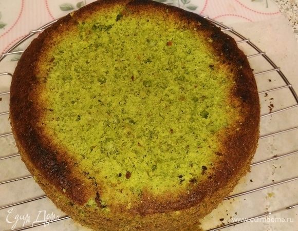 Готовый бисквит остудить на решетке. Обернуть его пищевой пленкой и положить на ночь в холодильник. После этого бисквит равномерно пропитается влагой, которая скопилась внутри него при выпекании, будет меньше крошиться.