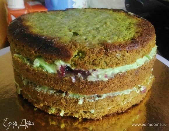 Бисквит нарезать на 3 одинаковых по толщине коржа. Пропитать каждый корж, кроме верхнего, вишневым вареньем. Конечно, можно использовать любую пропитку, какая у вас имеется. У меня было данное варенье)). Затем выкладываете крем. Отправить нашу заготовку в холодильник на 30 минут.