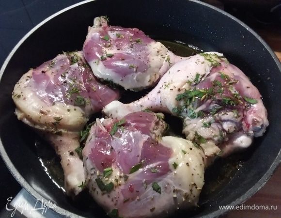 На горячей сковороде разогреть небольшое количество масла и обжарить утиные ножки до золотистого цвета.