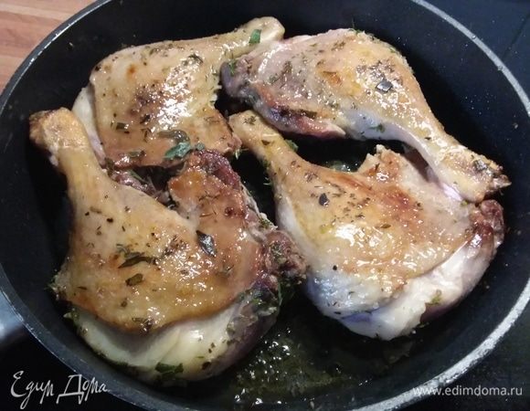 С обеих сторон. Выложить на тарелку. Слить со сковороды жир, оставить пару ложек для обжарки овощей.