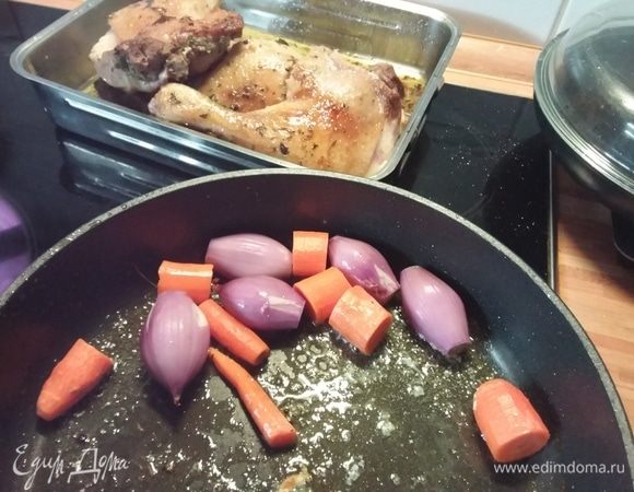 Шалот и морковь обжарить и выложить на тарелку до востребования.