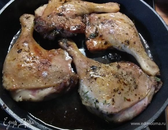 Вернуть ножки в сковороду, посолить, поперчить, влить портвейн (отожмите сливы, иначе вино, которое останется в них, будет в готовом блюде слишком чувствоваться), добавить мед. Довести до кипения, уменьшить огонь, накрыть крышкой и тушить 1 час.