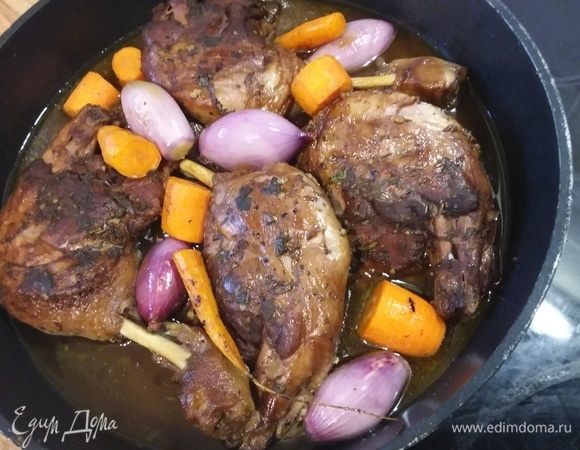 Через час добавить овощи. Тушить до готовности мяса. Если необходимо долить бульон или воду (мне не понадобилось: утка выделяет сок и вместе с портвейном получается вкуснейший соус, который по желанию в конце можно загустить).