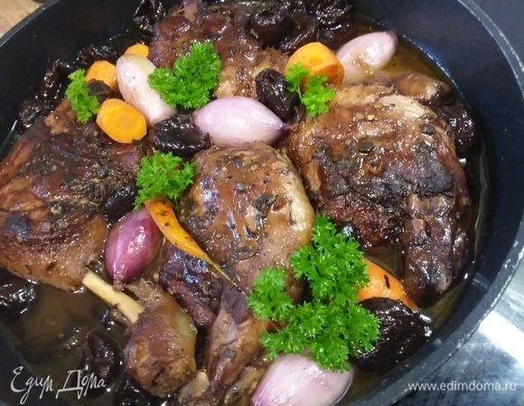В конце тушения выложить чернослив и потомить минут 20.
