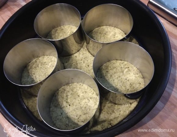 Выдавить кольцами 5 кружков-донышек. Остальное тесто можно съесть. 