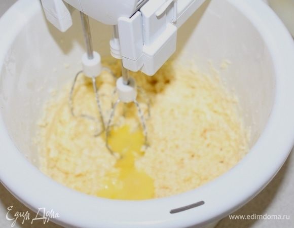 Мягкое сливочное масло взбить с сахаром, ванильным сиропом и щепоткой соли. Два яйца разделить на белки и желтки. Желтки ввести в тесто (белки убрать в холодильник).
