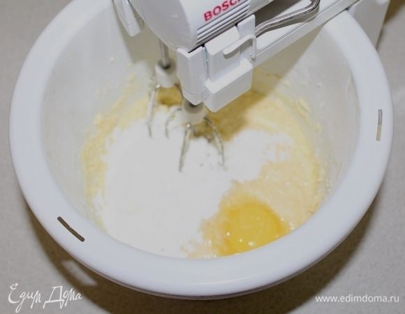 Ввести в тесто 2 целых яйца и 25 г кукурузного крахмала.