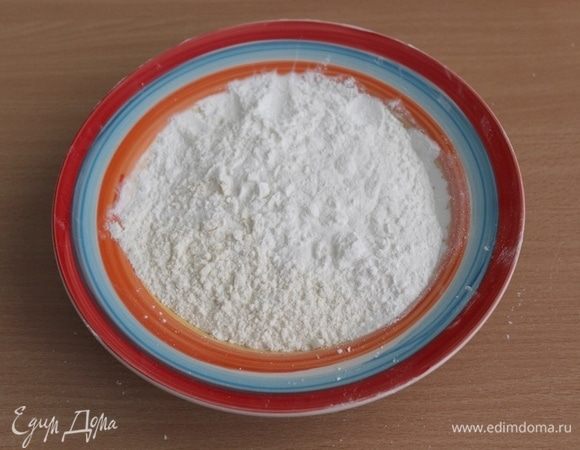 Соединить в емкости 80 г муки, 50 г кукурузного крахмала и разрыхлитель.

