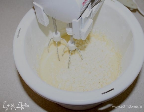 Ввести в тесто творог, перемешать.