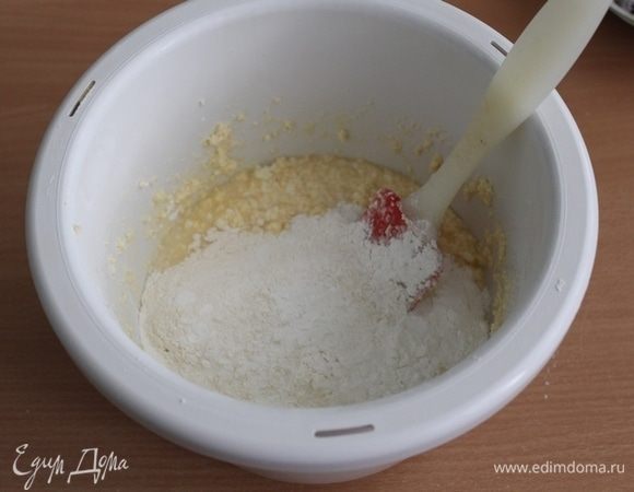 Ввести сухую смесь, перемешать. Масса должна быть густая.

