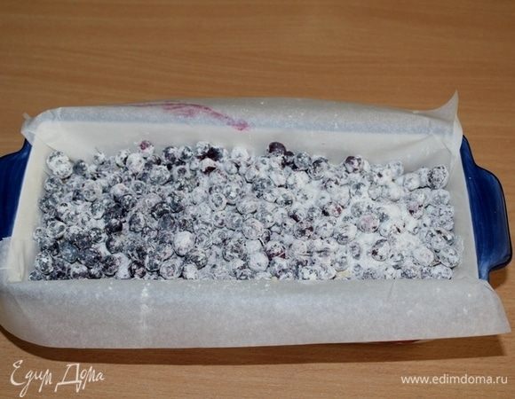 Ягоды, обваленные в муке, выложить сверху на тесто.
