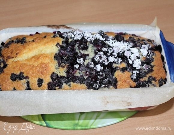 Выпекать в предварительно разогретой до 175-180°С духовке около 45 минут (серединка была еще немного сыровата).
