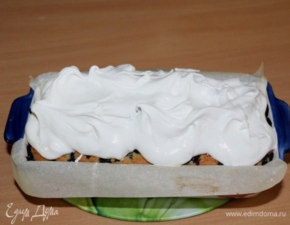 Взбить охлажденные белки, постепенно подсыпая сахар, доведя крем до крутых пиков, в конце ввести лимонный сок. Выложить взбитый белковый крем на горячий кекс.
