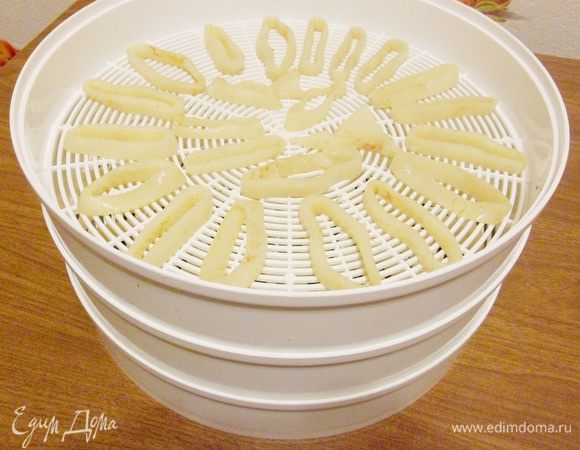 Ставим поддоны в сушилку. Температура сушки кальмаров около 60-70—. 