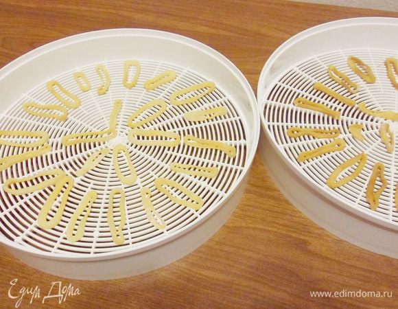 Время приготовления каждый раз индивидуально. Приблизительно около 2 часов. Кольца кальмара считаются готовыми, когда они гнутся, но не ломаются, а при сгибании слегка пружинят.