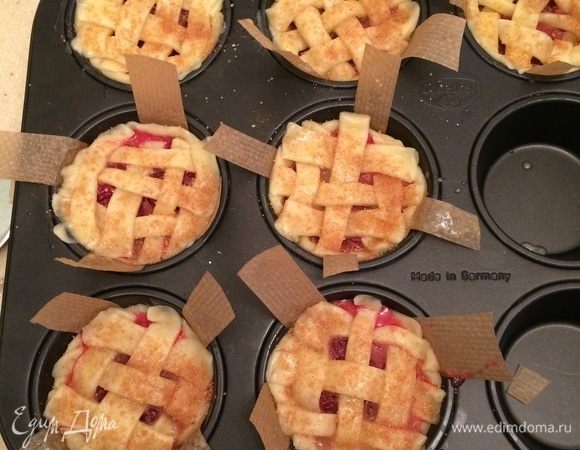 Смазать яйцом, посыпать сахаром, смешанным с корицей, выпекать около 30 минут.